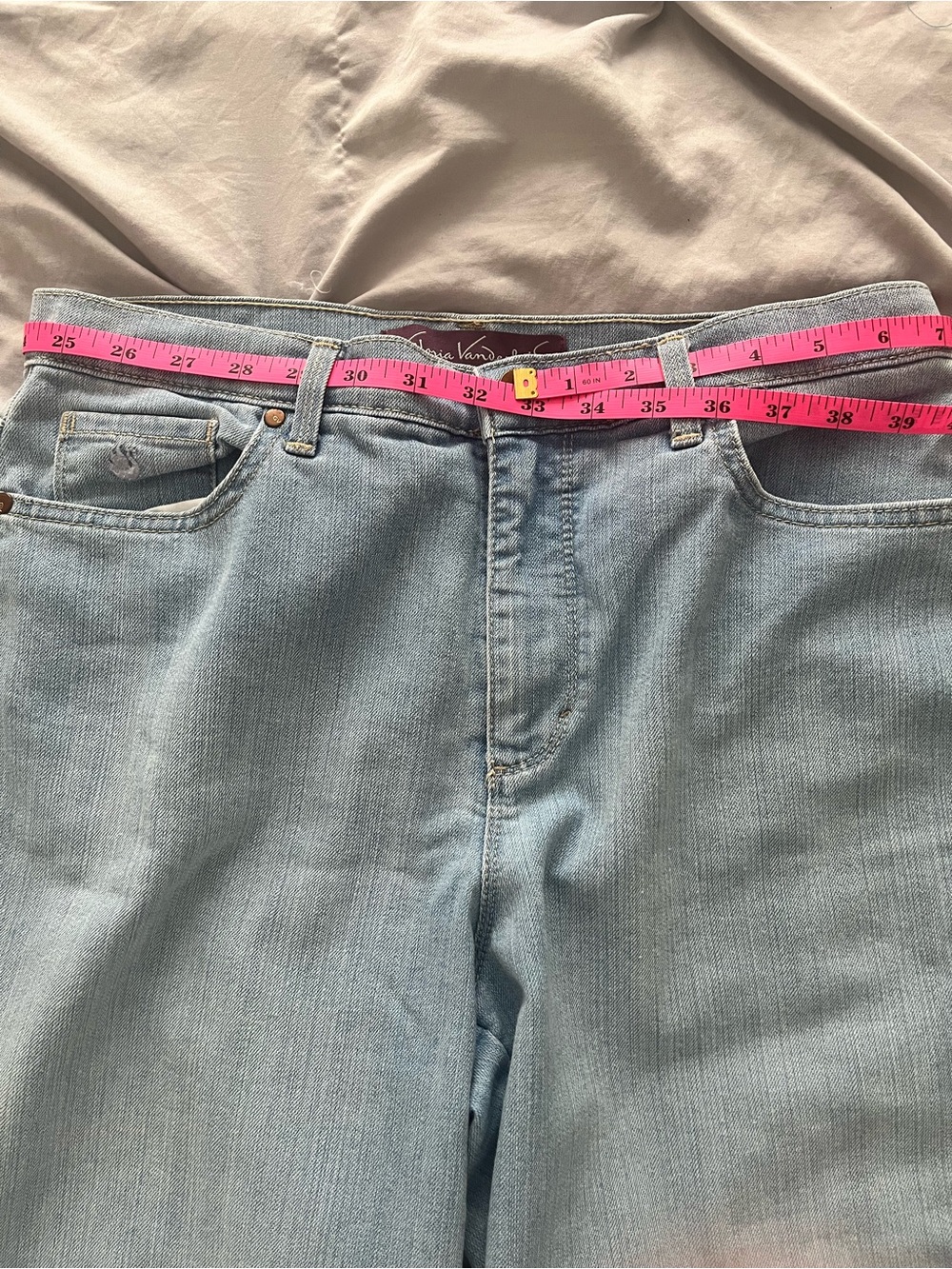 Women's Gloria Vanderbilt Amanda Skimmer Light Wash Capris - Picture 10 of 11